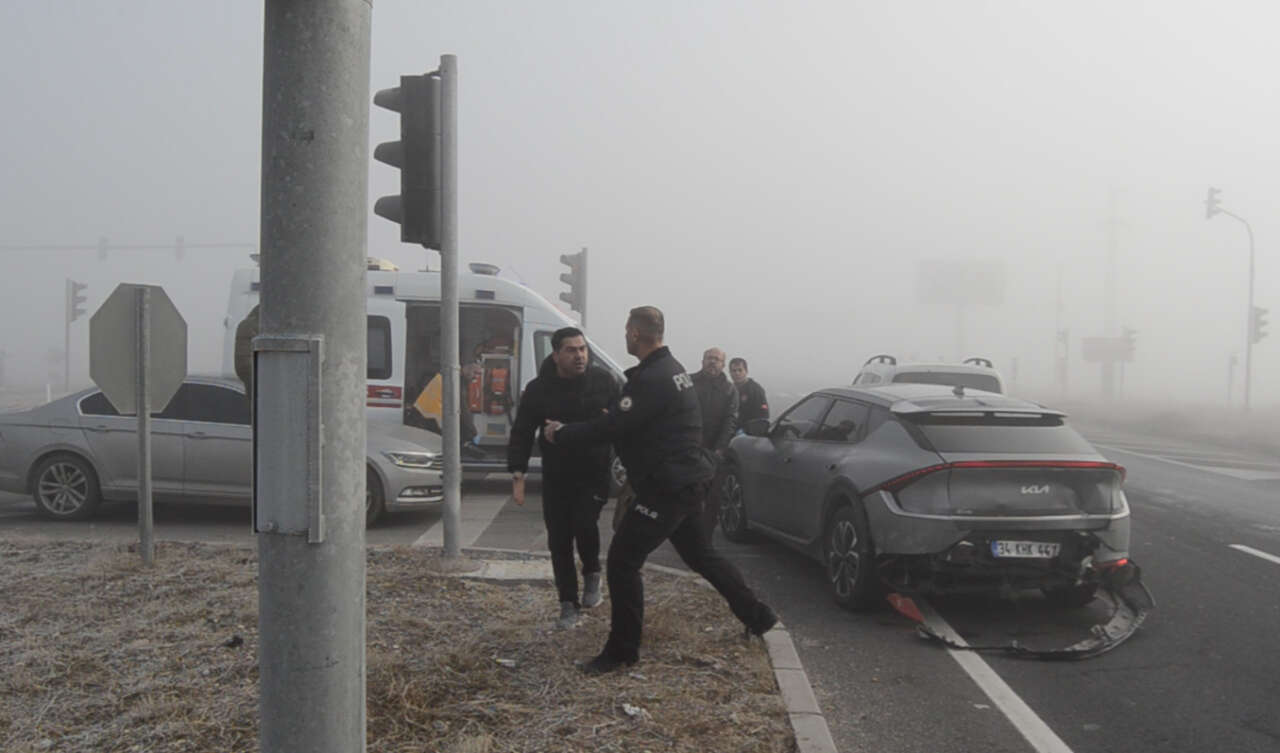 Konya yolunda TIR, 4 otomobili biçti 2